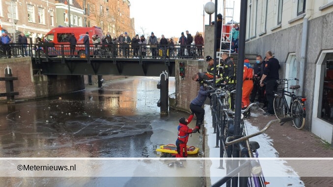 schaatstwer gered van ijs Groningen