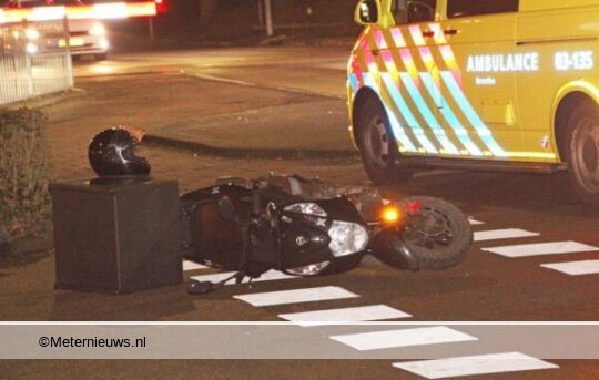Scooterrijder gewond na ongeval in Emmen. Scooterrijder gewond na ongeval in Emmen.