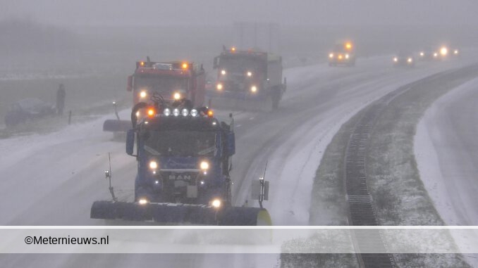 sneeuwschuivers op de A28 bij Assen