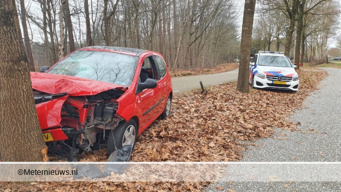 AUTO FRONTAAL OP BOOM IN RUINEN2