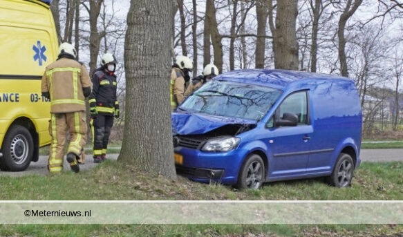 Auto tegen boom Zwiggelte #Zwiggelte - Bij een ongeval op.