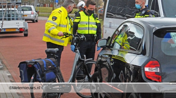 FIETSER EN AUTO BOTSEN IN GRONINGSE LEEK