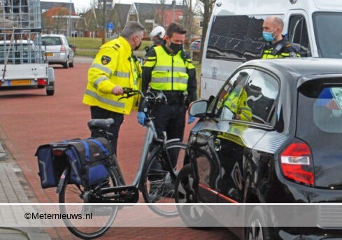 Vrouw op weg naar stembus gewond na aanrijding in Leek. Vrouw op weg naar stembus gewond na aanrijding in Leek.