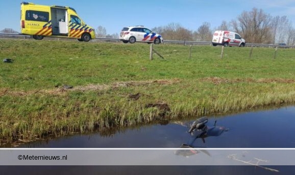 Motor beland in sloot bij ernstig ongeval A32. Motor beland in sloot bij ernstig ongeval A32.
