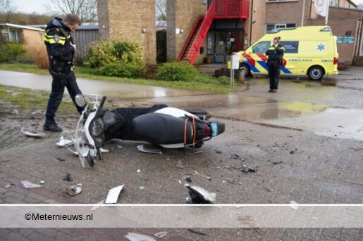 Scooterrijder licht gewond na aanrijding in Zuidwolde. Scooterrijder licht gewond na aanrijding in Zuidwolde.