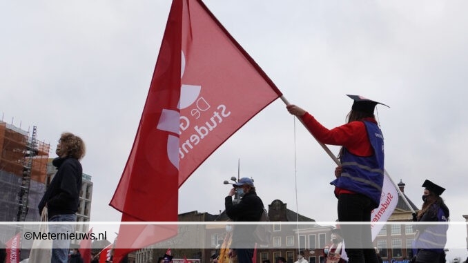 STUDENTEN DEMONSTEREN TEGEN LEENSTELSEL OP GROTE MARKT GRONINGEN