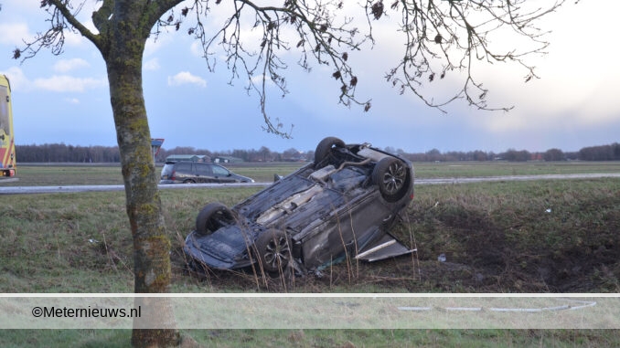 auto op kop sloot in in musselkanaal