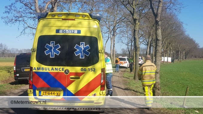 auto tegen boom in Staphorst00