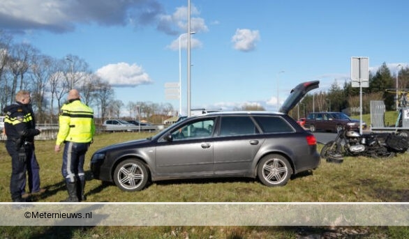 Motorrijder gewond na aanrijding bij de Witte Paal. Motorrijder gewond na aanrijding bij de Witte Paal.