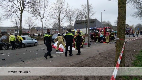Auto over de kop bij ernstig ongeval; motorblok beland in vijver Hoogeveen. Auto over de kop bij ernstig ongeval; motorblok beland in vijver Hoogeveen.