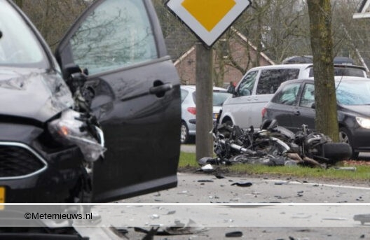 Motorrijder gewond na aanrijding in Hooghalen. Motorrijder gewond na aanrijding in Hooghalen.