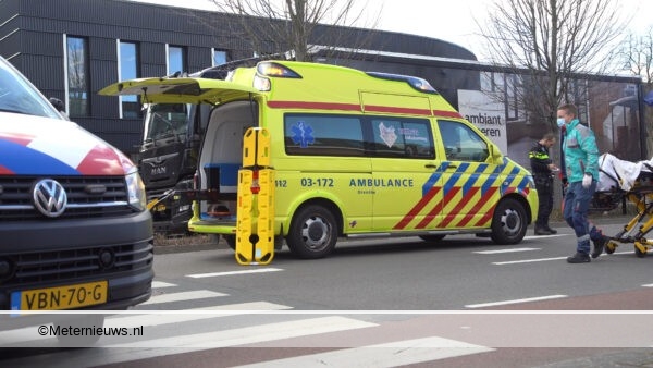 Scooterrijder gewond naar ziekenhuis na aanrijding in Assen. Scooterrijder gewond naar ziekenhuis na aanrijding in Assen.