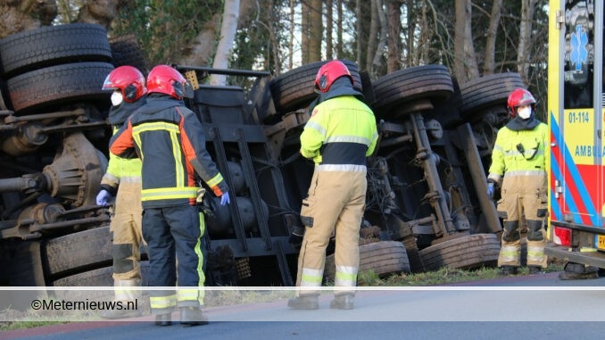 vrachtw3agen op de kant in Blijham