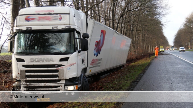 vrachtwagen van de weg gewaaid Spier3