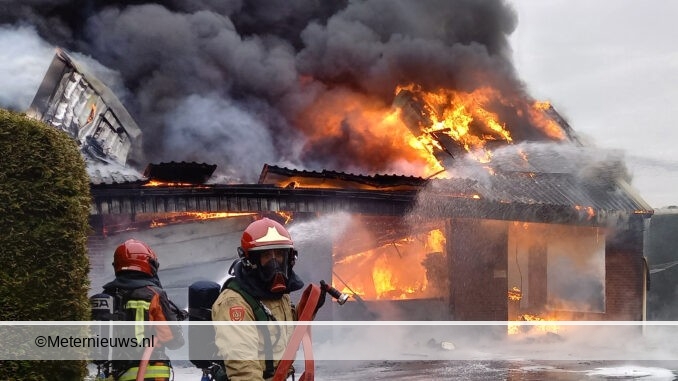 Schuur annex garage in brand in Groningse Kornhorn