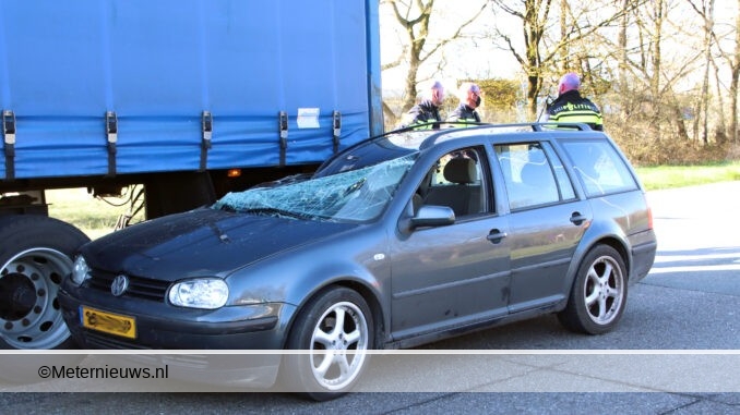 auto achterop vrachtwagenEmmen