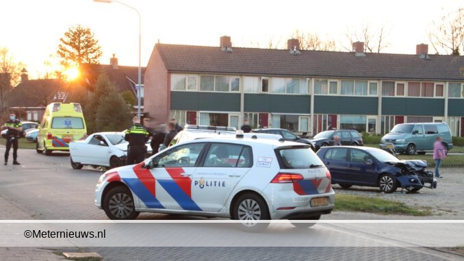 auto's botsen in Nieuw Amsterdam