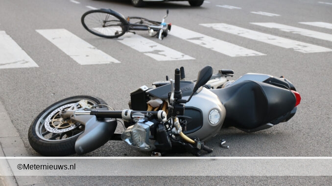 fiester en motorrijder botsen in Groningen