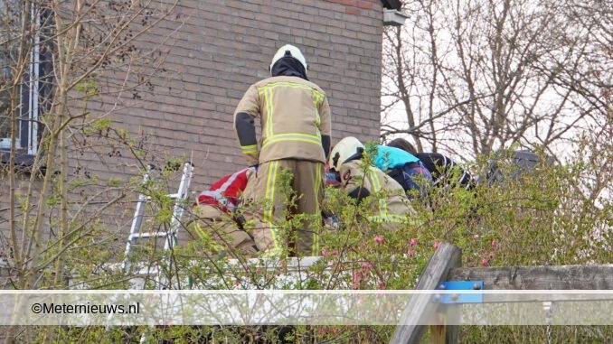 man gewond op dak in Assen
