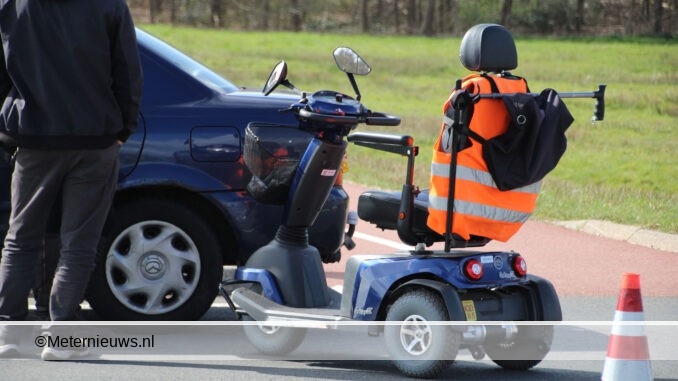 scootmobieler en auto botsen in Coevorden2