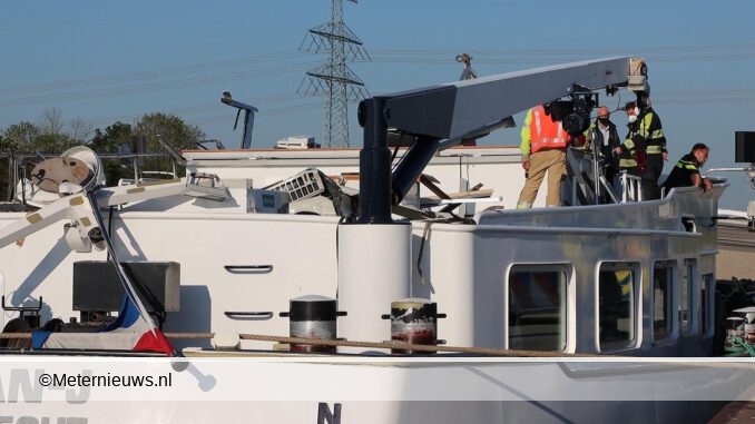 Schip botst tegen brug in Aduard
