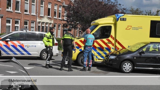 ambulance en auto botsen in Groningen