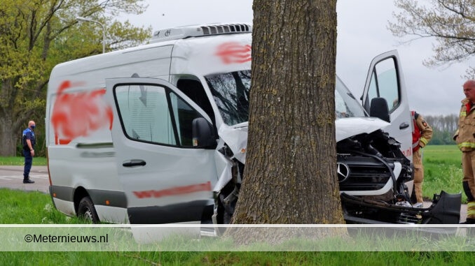 bedrijfsbus frontaal op boom in Coevorden