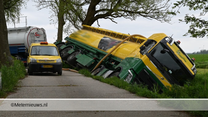bulkwagen de sloot in in Overschild