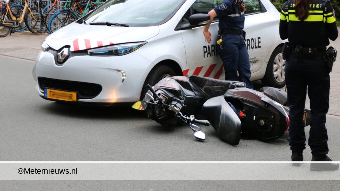 handhaving en scooterrijder botsen in Groningen
