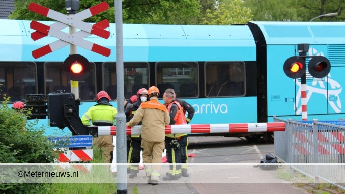 persoon onder trein Winschoten