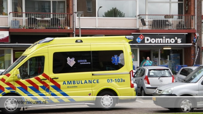 pizzabezorger aangereden auto rijdt door in Assen2