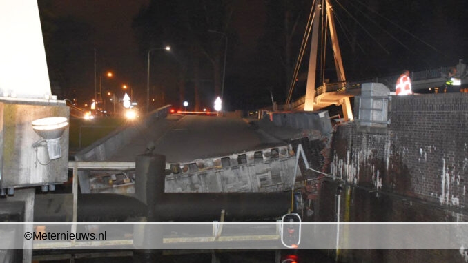 vrachtschip ramt brug in Groningen