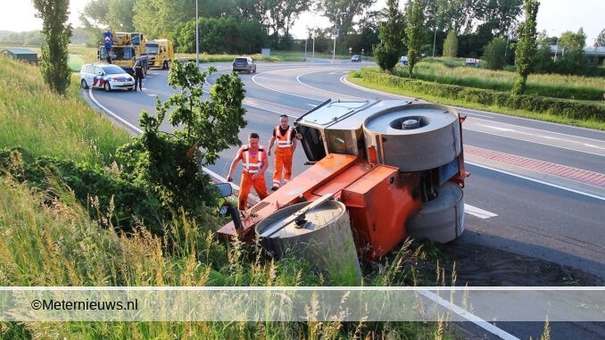 asfaltwals van trailer gevallen Hoogkerk