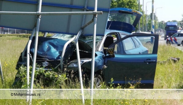 auto botst na aanrijding tegen verkeersbord in Drentse Assen