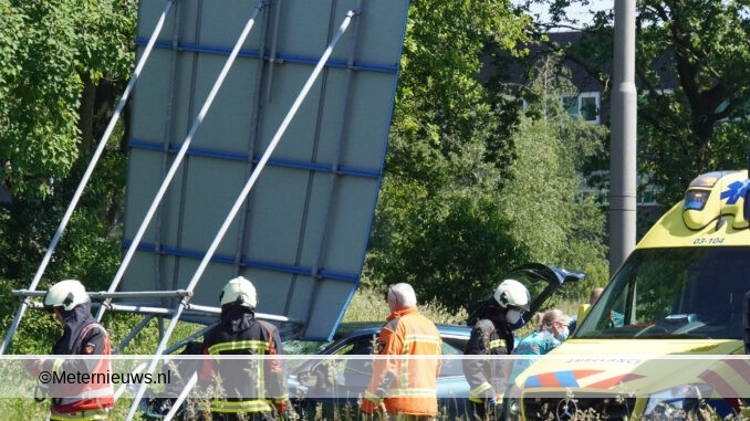 auto botst na aanrijding tegen verkeersbord in Drentse Assen3