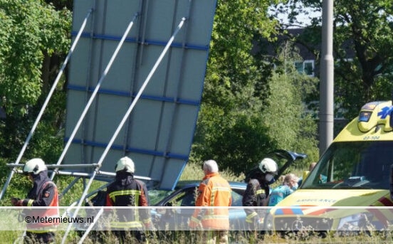 auto botst na aanrijding tegen verkeersbord in Drentse Assen3
