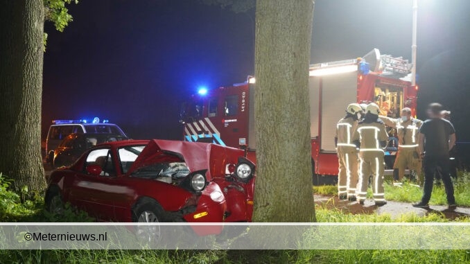 auto frontaal op boom in Eelde