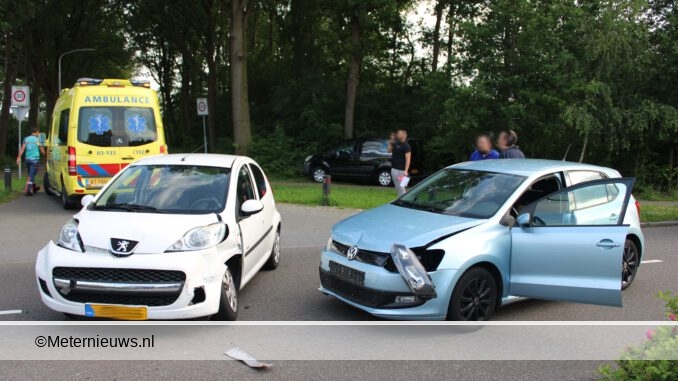 autos botsen in Klazienaveen