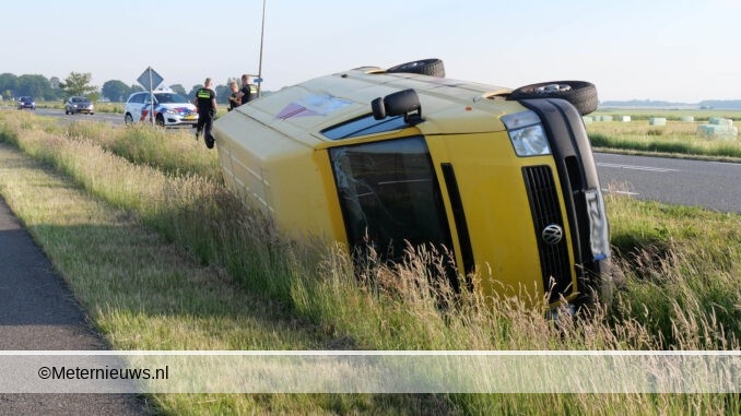 bedrijfsbus in sloot erm4