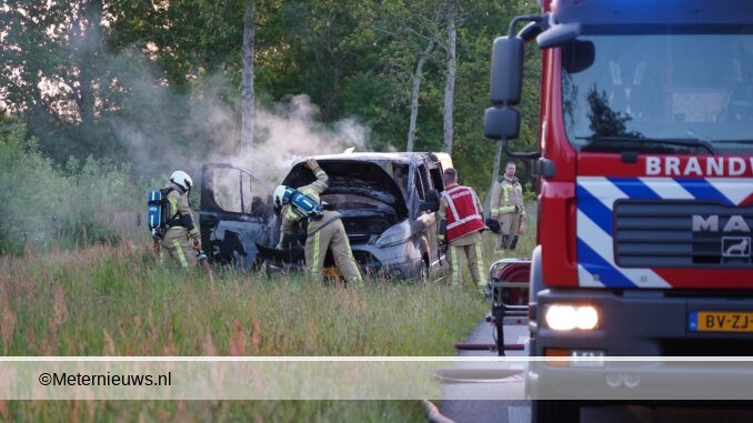bedrijfsbusje in brand Peize