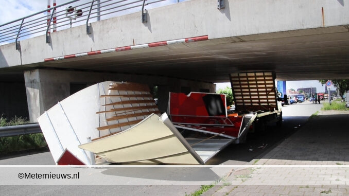 bestelauto aan gort onder viadujt Groningen