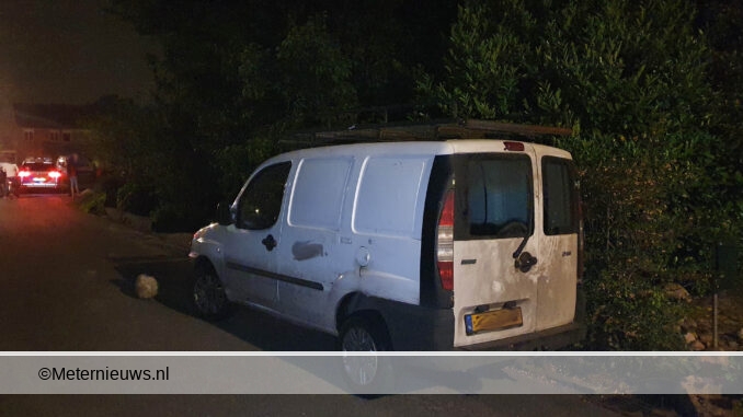 bestelauto gecrasht na politieachtervolging in Smilde