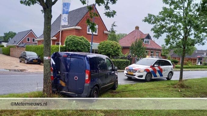 bestelauto van de weg in Nuis