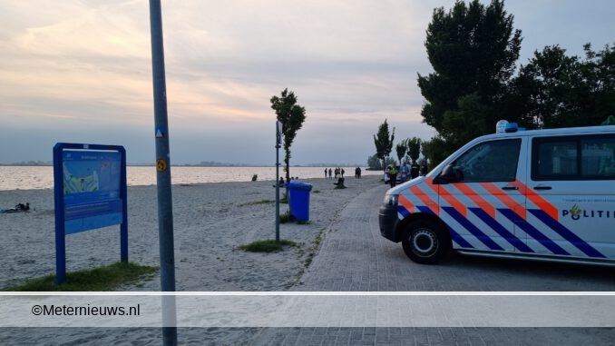 jongen aangehouden met em strandSteendam