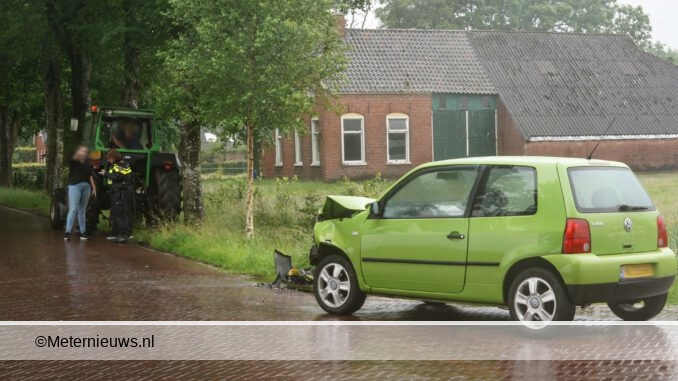 auto botst op tractor in Drentse Peize2