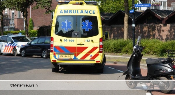 scooterrijdster gewond na botsing auto Assen