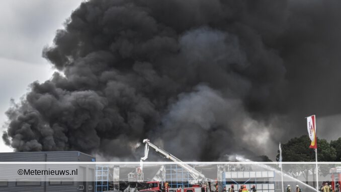 Grote brand in Groningse Veendam legt bedrijf in de as7