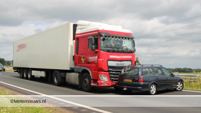 Vrachtwagen botst op personenauto n34 Emmen