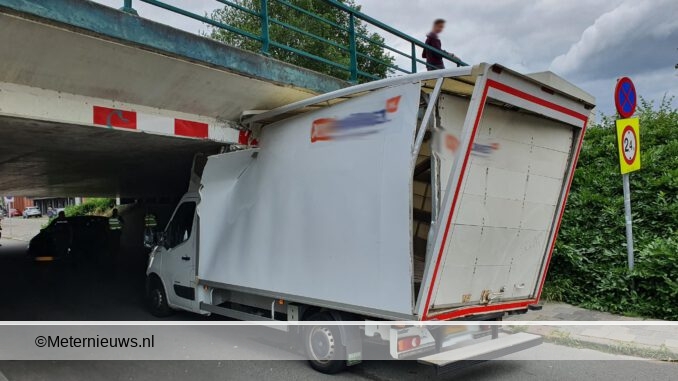 Vrachtwagentje tegen brug in Groningen