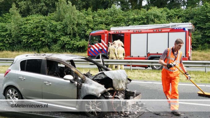 auto achter op vrachtwagen en in barnd